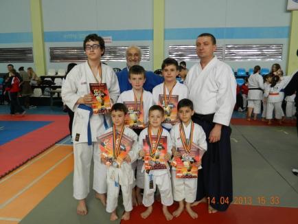 Opt clasări pe podium pentru orădeni la Finala Campionatului Naţional de Karate Tradiţional pentru copii